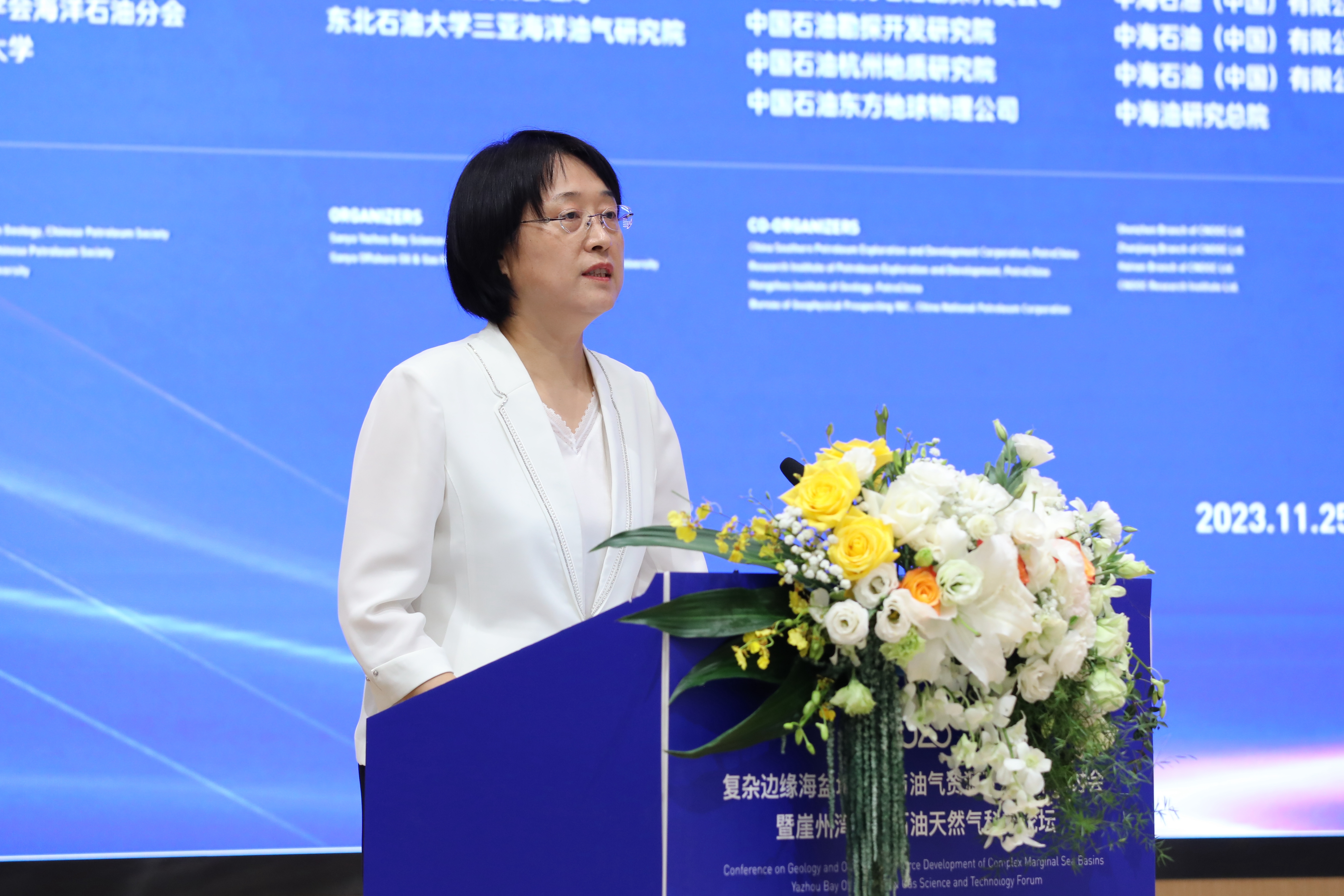 石颖主持开幕式匡立春在致辞中指出，这次会议聚焦复杂边缘海盆地构造、