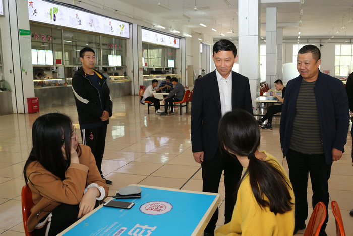1569915882660057527.jpg 食堂看学生.jpg